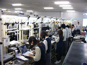 ラインからベルトコンベヤーを取り除き労働者はセル（区画）と呼ばれる作業台で生産する