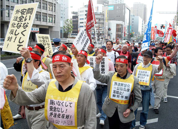 尼崎事故に怒りのデモ 「戦争と民営化に反対する労働者集会」に380人。集会後、動労千葉を先頭に、中国人民の抗日闘争と連帯し都心をデモした4月29日